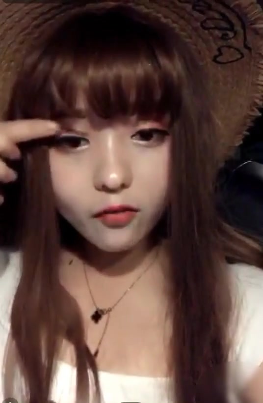 打扮得很洋气的四川美女大学生暑假开车黄播赚钱勾搭个大叔车震
