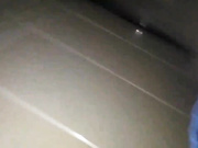美女在厕所发现自己被偷拍后的真实反应，真实刺激，看的让人忍俊不禁