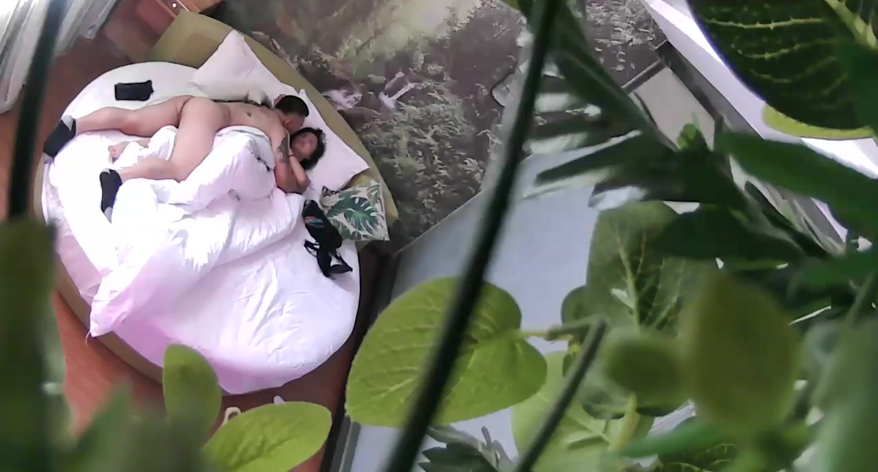特色酒店偷拍胸大漂亮的美女被男抱到床上美女激烈反抗被扒掉裤子后哭了,强行操完后第二次竟主动配合男的干!