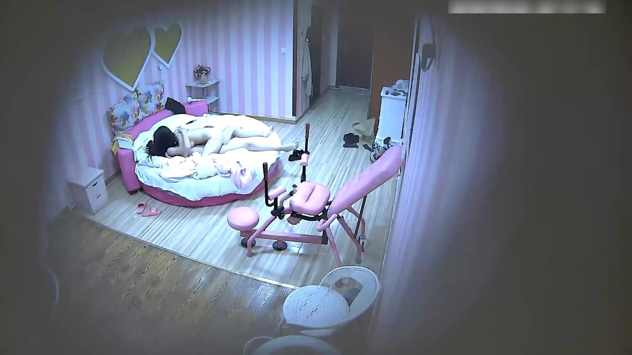 高颜值美乳性感大学美女酒店被性经验丰富的男友疯狂舔穴伺候舒服后又各种高难度姿势爆操,美女折腾的嗷嗷叫!
