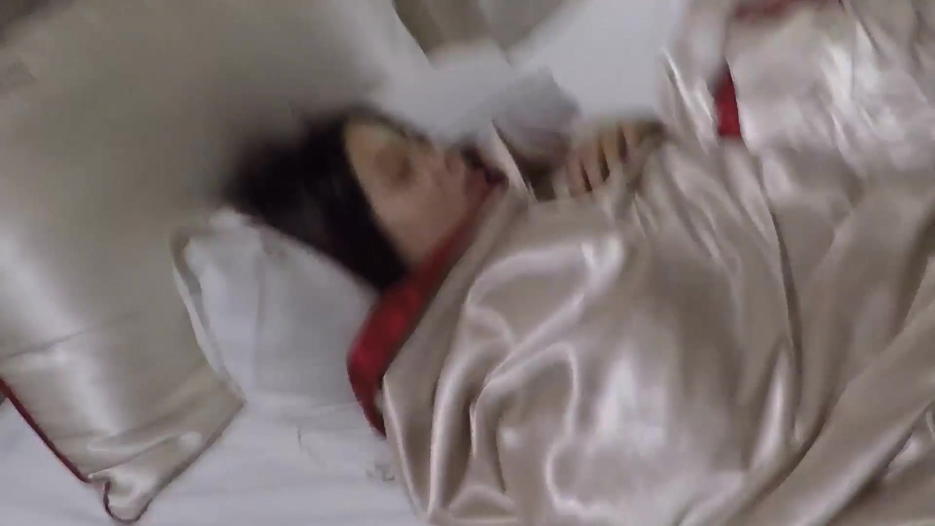 豪乳性感的高颜值美女和刚认识没多久的朋友吃完宵夜带到酒店各种玩弄啪啪,美女爽的呻吟后竟然还喷潮了!