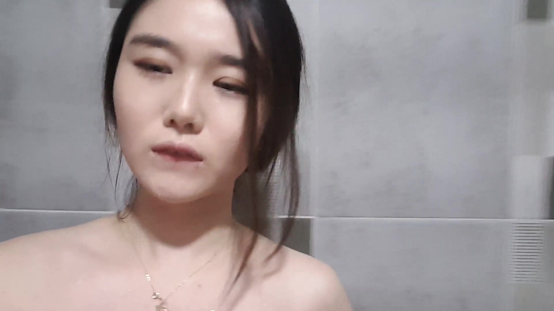 奶子非常漂亮的高颜值韩国美眉浴室自慰呻吟下面的毛毛浓密性感1080P高清无水印
