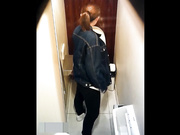 公司餐廳衛生間盜錄各式白領同事如廁-美女尿尿的时候大腿内则有点痒
