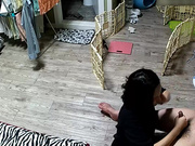 居家网络摄像被黑偸拍年轻小媳妇大姨妈期间不能啪啪啪只好卖力抹油给老公撸J8撸的咕叽咕叽响最后颜射口爆