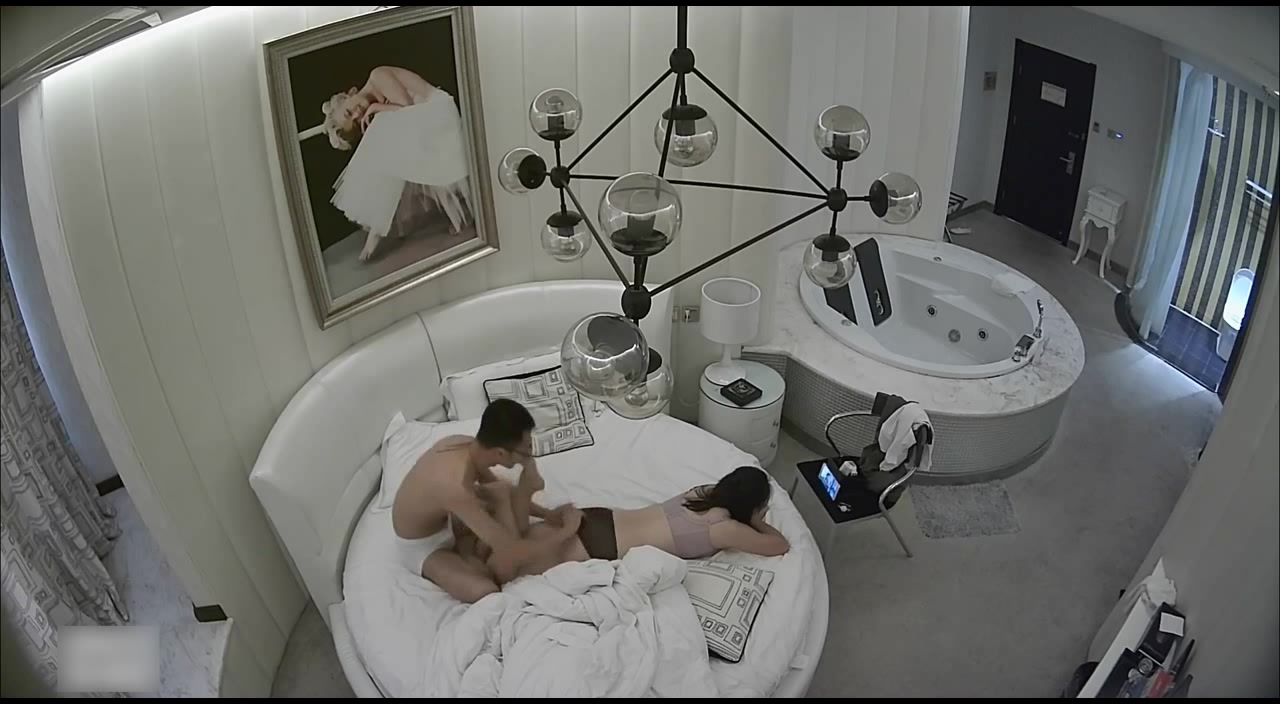眼镜男喜欢舔脚挑逗一番扒掉美女白领内裤露出大白屁股强势插入快速抽送凄惨动人呻吟声随啪啪声齐响小伙真猛