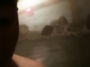 城里人真会玩男主播四哥包了个小姐去温泉度假酒店玩挑了个没人的时候在公众浴池里啪啪