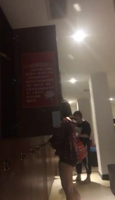 大胆女顾客国内某大型室内温泉酒店暗藏录像机TP女宾更衣间内部春色妹子真勇敢