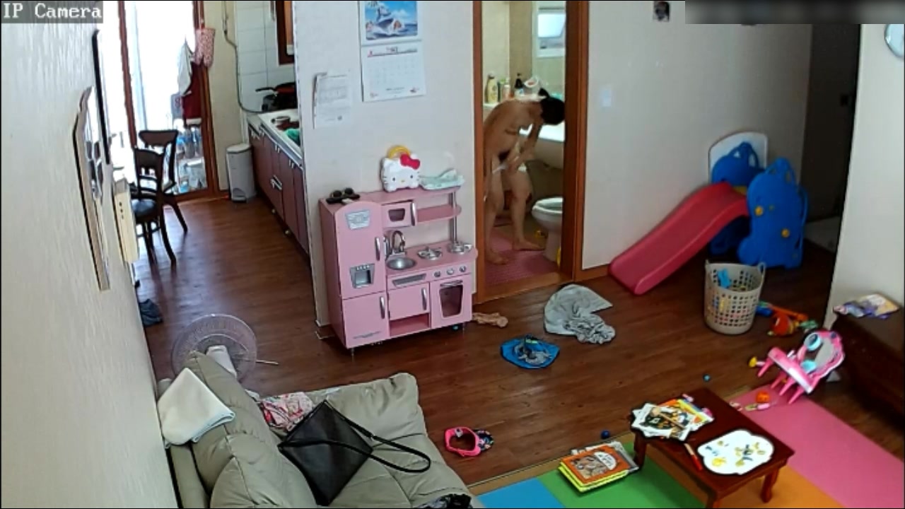 家庭摄像头破解TP有孩子的居家少妇光着腚客厅溜达洗完澡全裸出浴还扒开阴毛浓密的逼检查一下