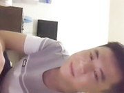 两个屌丝小伙旅馆嫖妓第一个小姐加钱也不让拍脸打电话让老鸨带另一个小姐来300块包夜