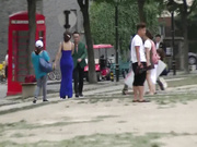 广场一路跟踪偷拍个正在拍摄的极品美女模特非常幸运有机会尾随到女厕一窥她的逼逼