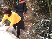 真他妈的屌在上山的小道上打野战中途遇上爬山遛狗的大哥在旁边飘过居然无视他俩