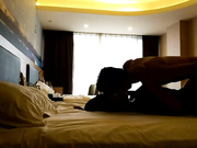 95年白嫩大奶美女做爱时发现男的在拍摄立马下来不干了,男的很生气让她快点上来,女的没办法说：你别插那么深,轻点啊,射B里面!