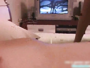高挑露脸长发妹子光腚屋里转一圈上床就开干，服务相当到位
