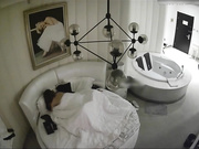 豪华主题房球帽眼镜哥很拽约啪卖服装的苗条美女上位扭的很疯狂表情销魂床上操到地板打了好几炮