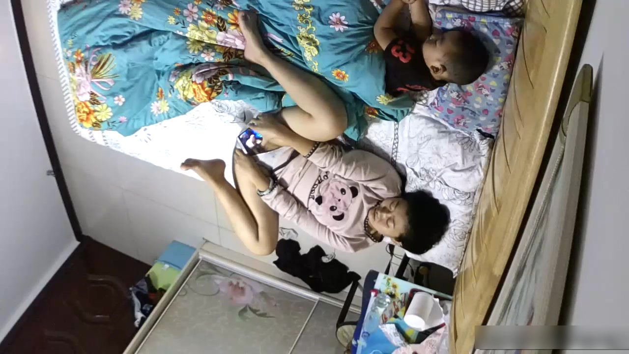 偷拍居家寂寞少妇孩子在旁边睡了她用手机视频聊天与网友虚拟做爱对方撸J8她用镜头照逼边搞边聊