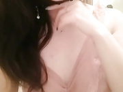 高颜值露脸大奶熟女，屁股很俏身材保养得还不错，啥活都会道具搅拌骚逼水还不少，叫起来很骚就差哥哥们的几把干了