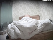 锅盖头小青年与外表清纯眼镜妹开房造爱斯文眼镜妹身材真好皮肤光滑白嫩被操完了还偷看男友洗澡对白清晰