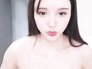 高颜值长相甜美舞蹈学院妹子脱衣舞诱惑 吊带装边扭边脱掉很是诱人道具JJ抽插骑乘