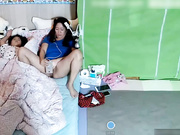 黑客破解家庭网络摄像头偷窥少妇妈妈趁女儿熟睡拿出手机和出差的爸爸视频性爱神交