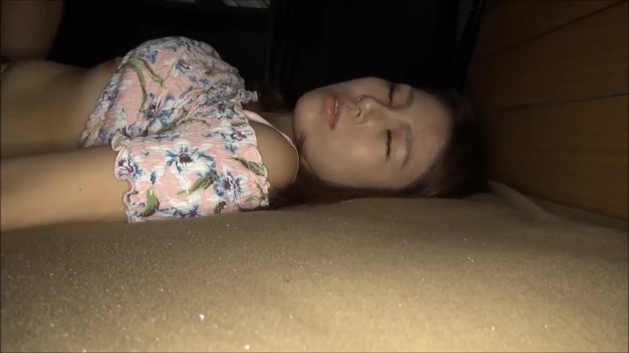 美女的逼毛刮的好干净，手插进去很多水，鲍鱼逼就是舒服