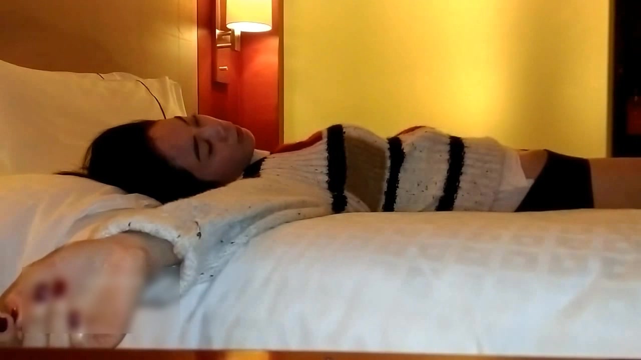 吃饭故意灌醉陪酒小妹然后带到酒店把衣服一件件慢慢的脱掉……猛插到内射提裤子走人