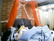 精品酒店偷拍性感苗条的大学美女洗澡时男友急的到厕所要操她,洗完后偷偷穿上睡衣不让操,扑倒床上扯掉内裤干!