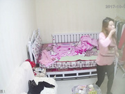 黑客录拍折腾一晚上没睡醒的骚女换衣服逛街,奶子揉得真大直线形阴毛格外诱人