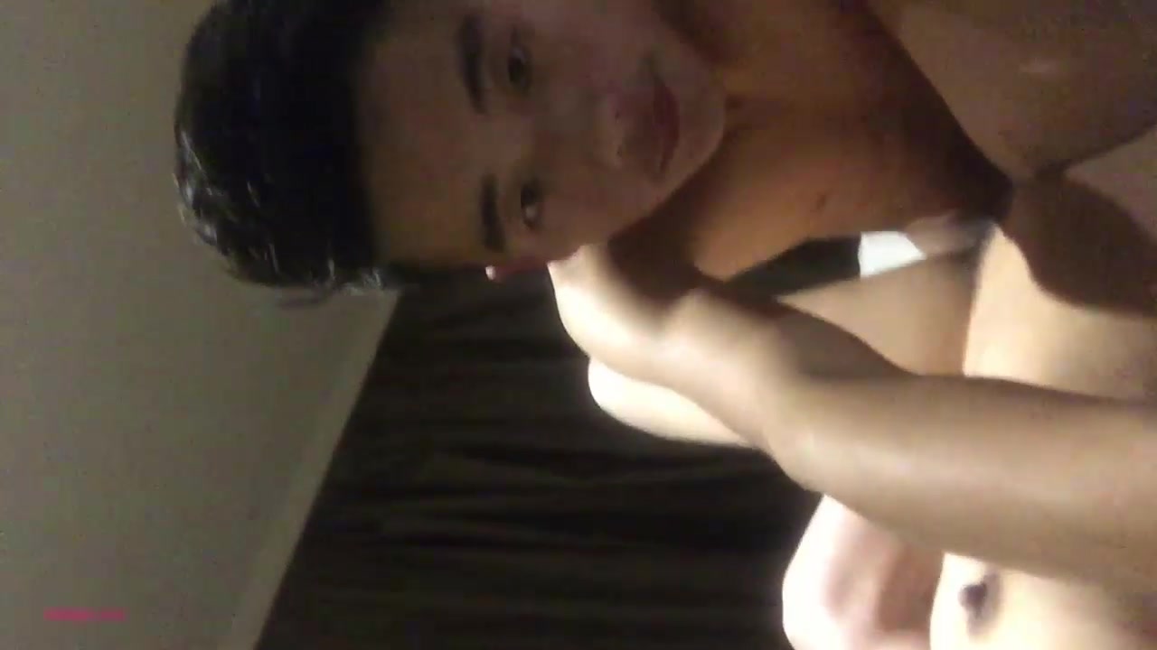 没啥性经验的年轻情侣酒店开房女的貌似有性昏厥症没啥反应全程闭着眼睛呻吟
