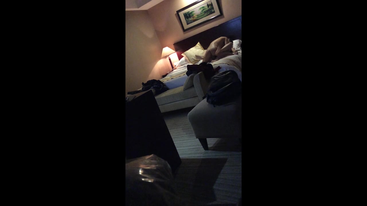 海南小伙在酒店900块包夜一个上门的兼职少妇，身材不错，细腰翘臀，国语对白高清1080P原版无水印