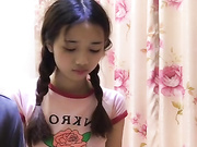 好嫩的妹子露脸两个辫子真可爱，非常乖巧听话小屁股真带劲，让她跪着给我舔大鸡巴暴力插入，后入真紧呻吟可射