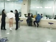 最新流出门事件背上写了个大字的大波妹突然在办证大厅脱光光大声述说