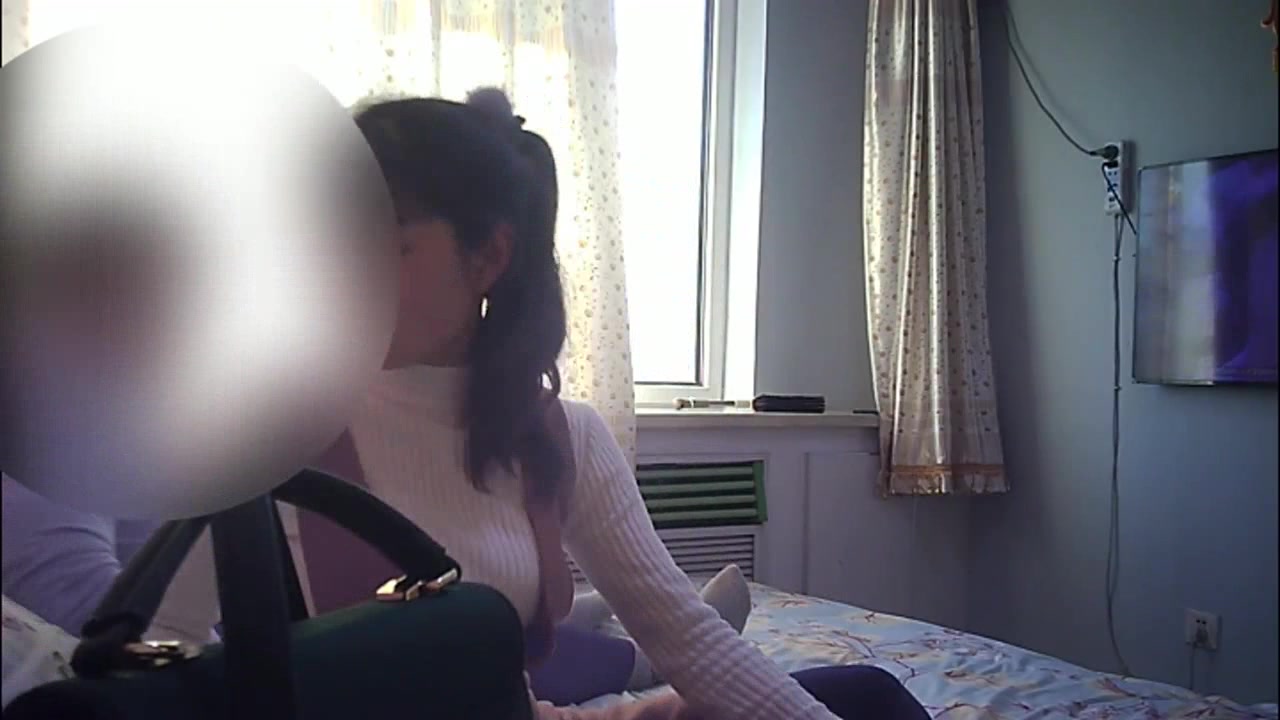 约朋友做保险的美女表妹家中谈事,故意挑逗脱她裤子操她,妹子说：你要这样,那我走了,你不认识我,我也不了解你!