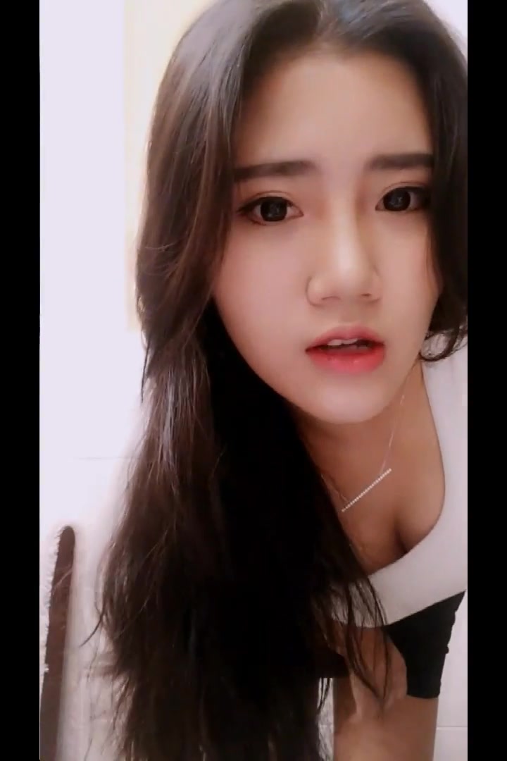 极品黑色齐B短裙美女主播先跳了一段很骚的艳舞 脱光了跳蛋自卫受不了还用假JB插了更受不了