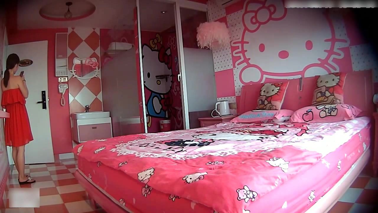 胸大腿白的女神级性感美女酒店还在自拍时男友就迫不及待的扒掉内裤插她,干的激情澎湃,看不出来阴毛真旺!