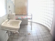 最新流出水上乐园针孔高清偸拍女卫更衣室一波接一波美女尿尿和换衣鸭舌帽年轻靓妹一对奶子很扎眼