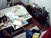 家庭网络摄像头偷拍光头佬和阴毛特别茂盛的老婆草B各种姿势人瘦操B特猛