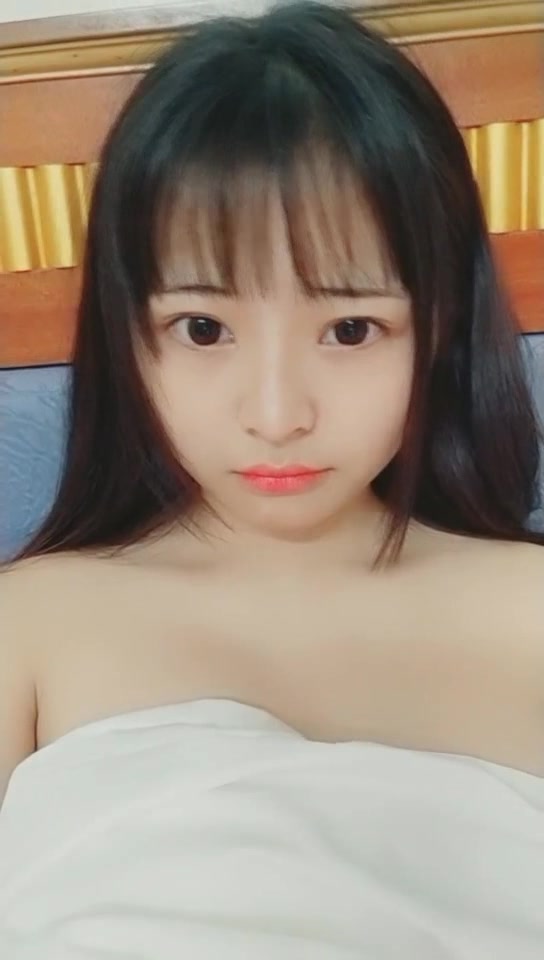 颜值不错童颜巨乳妹子双人啪啪 全裸互舔搞硬后入抽插没几下就软了 很是诱惑不要错过