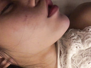 美女汽车销售员为了完成业绩下班和客户吃饭喝的迷迷糊糊带到酒店慢慢扒掉短裤线插嘴在干逼,颜值很不错!