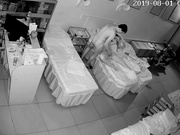 最新流出破解美容院摄像头偷拍夫妻经常趁女儿熟睡时啪啪女儿这么大了应该用布帘隔开睡