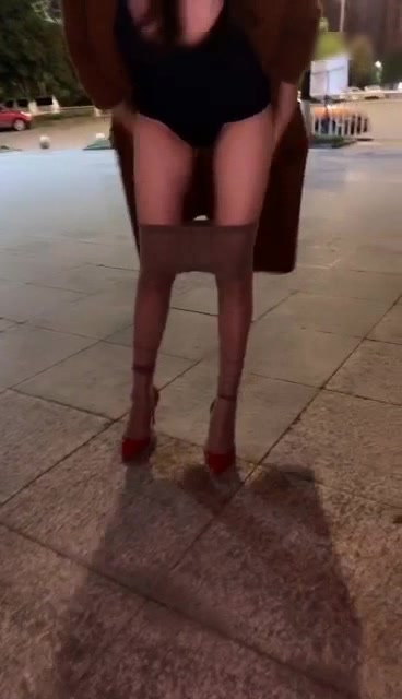 最近某站很火的一对网红夫妻街上大胆露出车震口爆喝尿这奶子不知道是不是隆出来这么大又圆