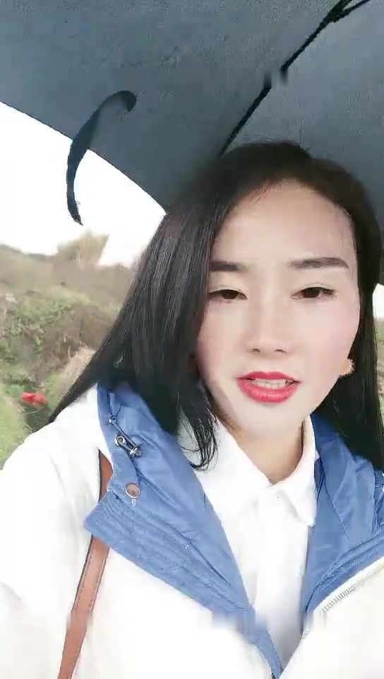 户外骚女【要找一夜情】野外帮别人锄地，野地尿尿露出会车上翘着屁股