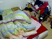 破解家庭网络摄像头偷拍简陋出租屋打工夫妻过性生活干完媳妇让老公闻臭脚