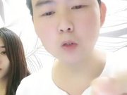 老哥越南约了个高颜值苗条妹子一起直播 全裸扭动身体看着非常诱人 很是诱惑喜欢不要错过