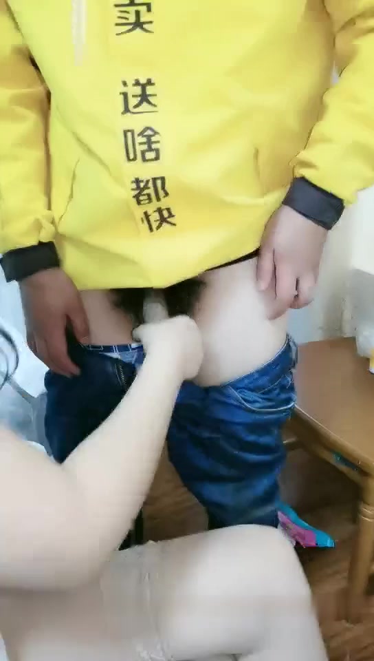 性功能障碍老公让性感大奶媳妇情趣内衣勾引外卖小哥一块3P自己鸡巴没有硬外卖哥就早泄了只好单独口爆