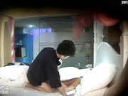 长的挺帅的小伙子和自己女朋友开房打炮 工作干了两炮 女主叫的很动听