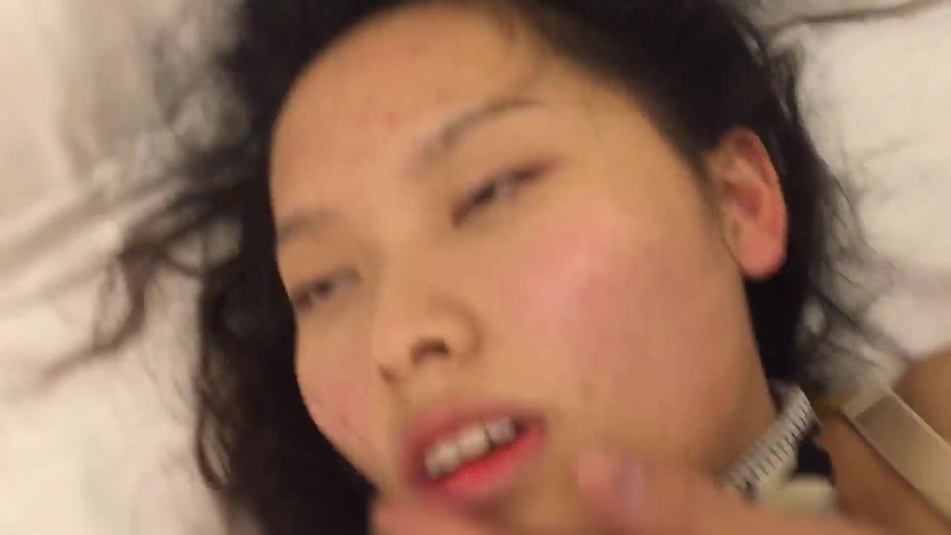 最新蜜饯新作月经期妹子约会网友见面被下药迷倒跟死猪一样被2人随意虐玩没一点反应