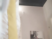 小伙酒店连续约妹子，紧张过度秒射不过瘾，再叫一个小少妇带着丝袜共浴啪啪