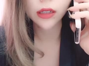 饥渴少妇露脸约炮附近小哥黑丝情趣睡衣装，扒下裤子就给口交大鸡巴让大哥给舔逼抓奶子，激烈抽插貌似内射
