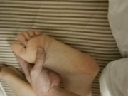 【真实MJ】把高中小嫩妹搞晕，躺在床上鼾声如雷，玩弄青春胴体和粉嫩鲍鱼，尿道口阴道口看得清清楚楚