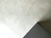 气质漂亮的良家短发美少妇不仅偷偷兼职做楼凤还做直播,200元就被中年大叔给干了,自己偷拍过程给网友观看,国语!